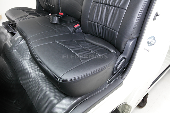 ハイエース バン 200系（DX 9人乗り 3列）のシートカバー取り付け　助手席、中央席座面